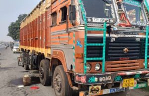 ट्रैक्टर ट्रक की टक्कर में ट्रक का डीजल टैंक फटा