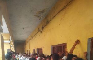 खाद के लिए बेहाल किसान, सब्र टूटा तो किया विरोध