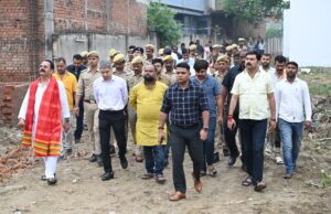 डीएम व एसपी ने हनुमान मंदिर रामगंज पक्का तालाब का निरीक्षण कर सुरक्षा व्यवस्था का जायजा लिया