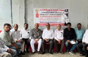 एलपीजी वितरकों ने काली पट्टी बांधकर पेट्रोलियम मंत्रालय को डीएम द्वारा सौंपा ज्ञापन