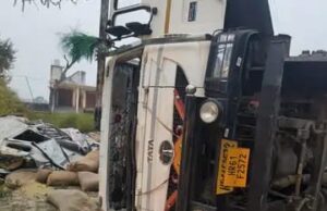 धान से लदा ट्रक वैगन आर पर पलटा, दो युवकों की हुई दर्दनाक मौत