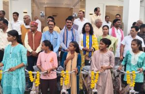 माँ सावित्री बाई फुले बेलफेयर एशोसिएशन के तत्वाधान में छात्राओं को बांटी साइकिलें