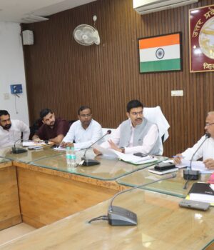 जिलाधिकारी ने पेराई सत्र 2024-25 के बकाया गन्ना मूल्य भुगतान के सम्बन्ध में की बैठक