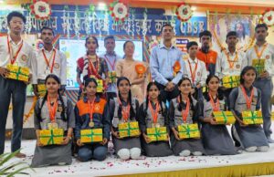 सनातन धर्म सरस्वती विद्या मंदिर बालिका इंटर कॉलेज अलंकरण समारोह आयोजित