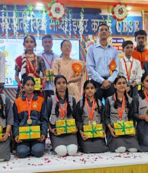 सनातन धर्म सरस्वती विद्या मंदिर बालिका इंटर कॉलेज अलंकरण समारोह आयोजित