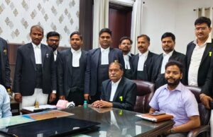 पत्रकार एल.एन. सिंह की आर्थिक मदद को लेकर पूर्व हाईकोर्ट बार अध्यक्ष अशोक सिंह की जिलाअधिकारी से विशेष मुलाकात