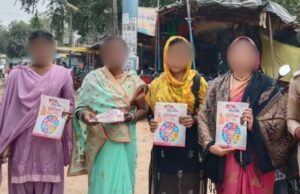 पुलिस ने दिया महिलाओं को सुरक्षा का संदेश, पंपलेट बांटकर बताया हेल्पलाइन नंबरों का उपयोग