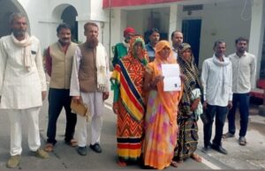दैनिक वेतन भोगी कर्मचारियों को वेतन न मिलने पर दिया ज्ञापन