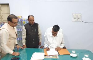 IAS अश्वनी पाण्डेय जिलाधिकारी श्रावस्ती का चार्ज लेते हुए