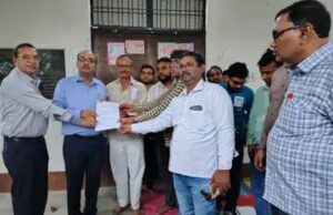 उत्तर प्रदेश एजुकेशनल मिनिस्ट्रीयल ऑफिसर्स एसोसिएशन ने किया धरना प्रदर्शन