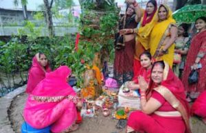 अक्षय नवमी पर्व पर महिलाओं ने आंवले के वृक्ष के नीचे किया पूजा अर्चना