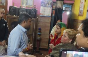 पत्रकार एलन सिंह की हत्या मामले में प्रशासनिक संवेदना डीएम मनीष कुमार वर्मा ने परिजनों से की मुलाकात, दी आर्थिक सहायता