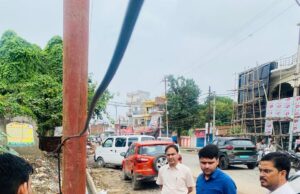 राजापुर से सौजन्या चौक तक सीडीओ अभिषेक कुमार ने पैदल निरीक्षण कर देखी फोरलेन निर्माण की रफ्तार