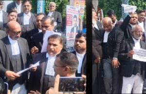 मुख्य न्यायाधीश के ऊपर जूता फेंकने की घटना के विरोध में अधिवक्ताओं ने किया आक्रोश प्रदर्शन