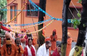 अग्निमंथन से निकली ज्वाला, हवन कुंड में 251 जड़ी बूटियों से निर्मित हवन सामग्री से दी गई आहुति