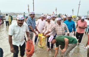 शिक्षकों ने संगम पर सफाई कर फलों का किया वितरण