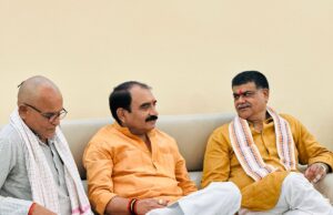 समाजसेवी अरुण द्विवेदी के घर पहुंचे पूर्व विधायक उदयभान करवरिया छोटे भाई के निधन पर जताई शोक संवेदना