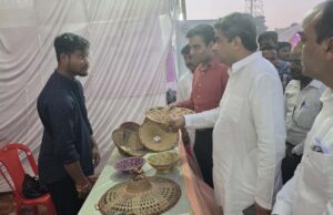 स्वदेशी मेले में विधान परिषद सदस्य साकेत मिश्रा ने लाभार्थियों को वितरित किया चेक व टूल किट