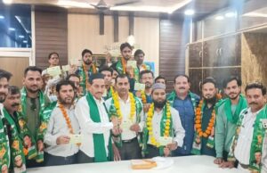 एआईएमआईएम पार्टी में शामिल हुए सैकड़ो लोग