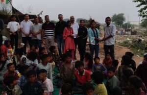 नन्हे बच्चों व परिवारजनों को राशन सामग्री, मिष्ठान और आतिशबाजी की वितरित
