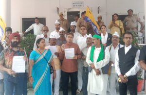 भारत के मुख्य न्यायाधीश पर जूता फेंकने के विरोध में आम आदमी पार्टी के विरोध प्रदर्शन