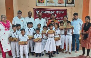 यूनिफार्म के शूज पाकर बच्चों के चेहरे पर आयी मुस्कान