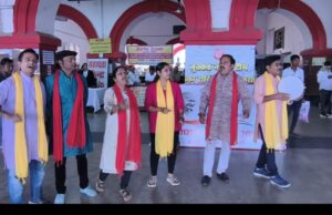 झांसी मंडल स्टेशन पर स्वच्छता संदेश लेकर उतरी संरक्षा नुक्कड़ टीम