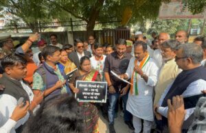 कांग्रेसियों ने मुख्य चिकित्साधिकारी का किया घेराव
