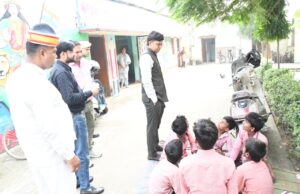 डीएम ने कंपोजिट विद्यालय मधुबेनिया का किया निरीक्षण, तीन शिक्षक/शिक्षामित्र अनुपस्थित