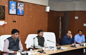 डीएम ने बेसिक शिक्षा की समीक्षा में दिए कड़े निर्देश; पीएम श्री स्कूलों का काम जल्द गुणवत्ता से पूरा करें