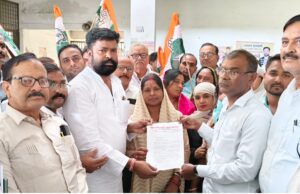 बीज और कीटनाशक दवाइयों की समस्याओं से परेशान किसान, कांग्रेस ने सौंपा ज्ञापन