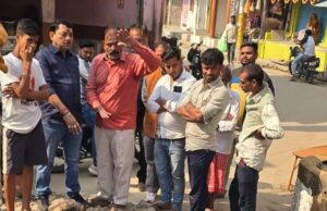 चेयरमैन ने लापरवाही पर ठेकेदार को लगाई कड़ी फटकार