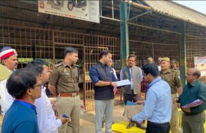 डीएम व एसपी ने मंडी समिति में धान क्रय केंद्र का किया निरीक्षण