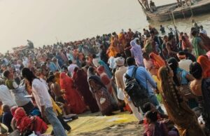 कार्तिक पूर्णिमा पर लाखों श्रद्धालुओं ने लगाई गंगा में पुण्य की डुबकी