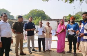 गांववासियों को डीएम ने गणना प्रपत्र प्रक्रिया को समझाया