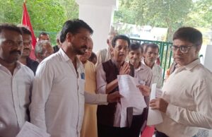 भाकपा नेताओं द्वारा मुख्यमंत्री को संबोधित ज्ञापन डीएम को सौंप कर वारिस से क्षतिग्रस्त हुई फसलों का मुआवजा शीघ्र दिलाने की मांग की