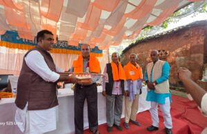 सेवानिवृत शिक्षकों को दी विदाई