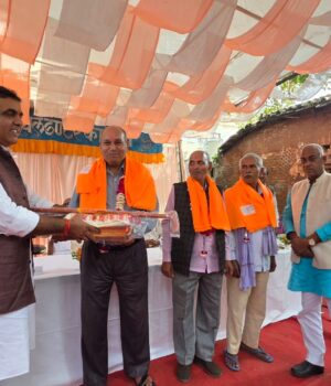 सेवानिवृत शिक्षकों को दी विदाई