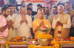 प्राचीन नगरी काशी लाखों दीयों की लौ से जगमगा उठी, सामूहिक गंगा आरती ने श्रद्धालुओं को किया मंत्रमुग्ध