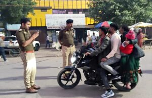 पुलिस क्षेत्राधिकारी की अगुवाई मे गोला की सभी प्रमुख सडको पर हुई वाहनो की चेकिंग