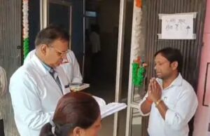जिला अस्पताल में सीएमएस ने पकड़े 4 दलाल, मरीजों से पैसे मांगने की शिकायत पर पुलिस को सौंपा
