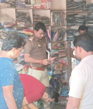 असोथर कस्बे में फिर हुई चोरी, चोरों ने रेडीमेड दुकान से सामान और नगदी किया पार