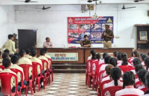 यातायात माह के तहत छात्रों को दी गई सड़क सुरक्षा की जानकारी