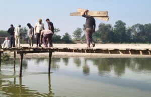 अपने दम पर सरजू नदी पर लगभग सौ मीटर लम्बा लकड़ी का अस्थायी बनाया ग्रामिणो ने