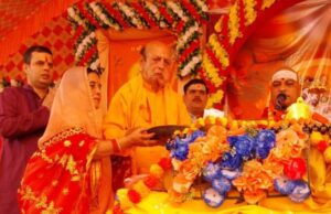 जीवन का परम कर्तव्य है भगवान के दिव्य चरित्र का अनुसरण करना