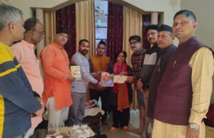 संघ के विभिन्न विषयों के साथ संवाद करने हेतु घर-घर सम्पर्क कर रहे हैं स्वयंसेवक