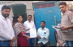एसडीएम गोला प्रतीक्षा त्रिपाठी ने मतदाता सूची पुनरीक्षण का किया गहन निरीक्षण