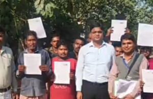 मतदाताओं को गणना पत्रnवितरित:तहसीलदार ने टीम के साथ घर-घर जाकर दी जानकारी