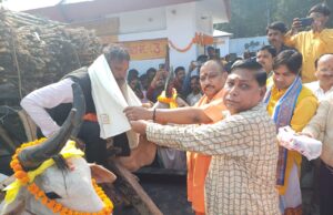 चीनी मिल खंभारखेड़ा का नवीन पेराई सत्र वैदिक मंत्रोच्चारण के साथ केन कैरियर में गन्ना डालकर पेराई शुभारंभ