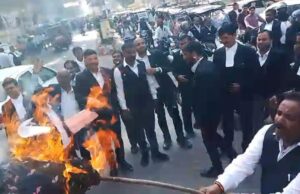 दिल्ली मे हुए आतंकी हमले को लेकर प्रयागराज के अधिवक्ताओ ने आतंकियों का पुतला फूका